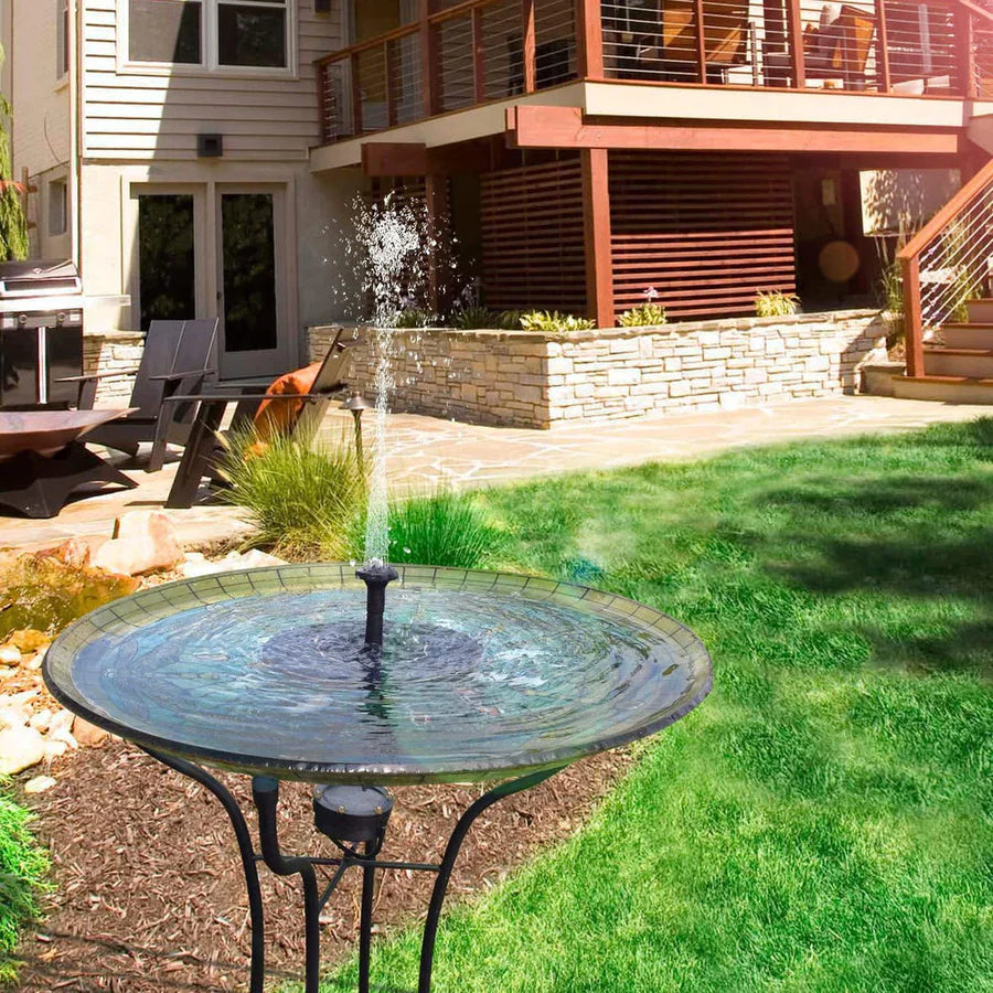 Fuente solar de jardín: atrae a los pájaros con elegancia